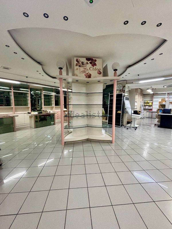 locale commerciale in affitto a Pesaro
