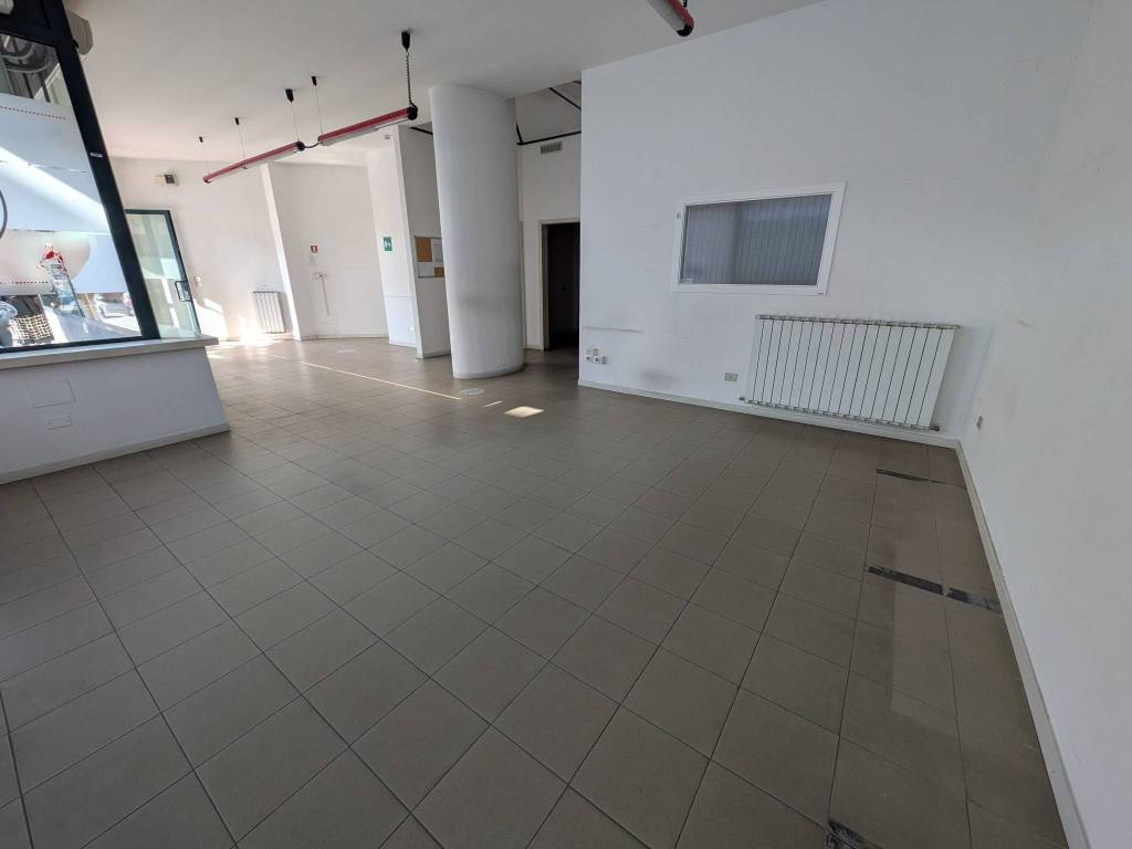 negozio in affitto a Pesaro in zona Pantano