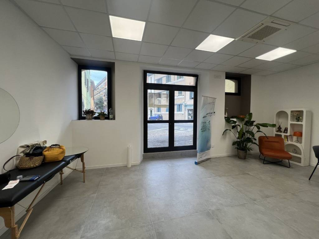 negozio in affitto a Pesaro in zona Baia Flaminia