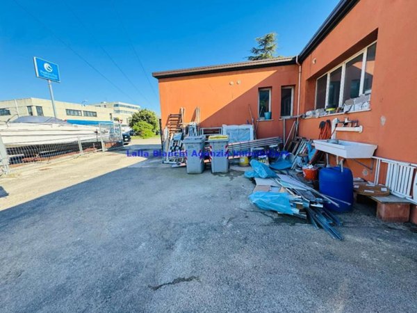 locale commerciale in affitto a Pesaro in zona San Bartolo