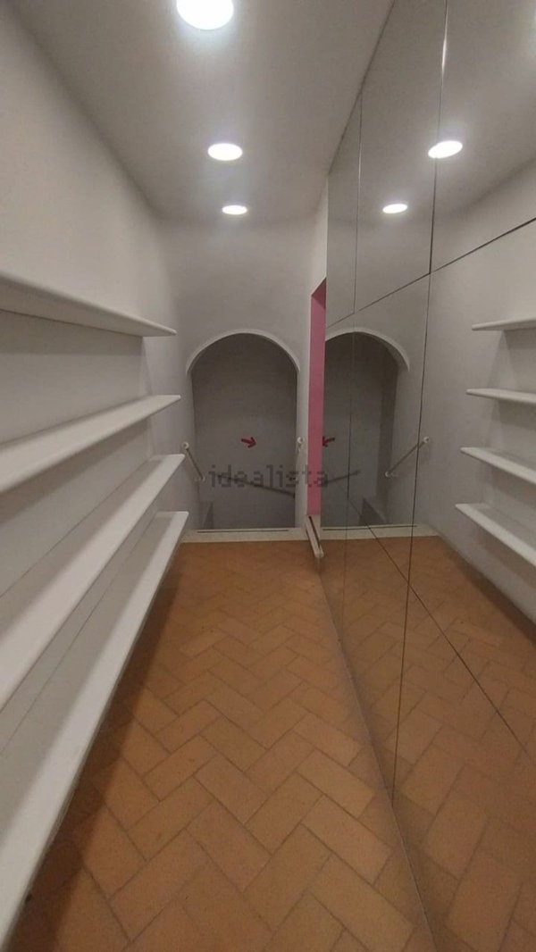 negozio in affitto a Pesaro in zona Centro Città