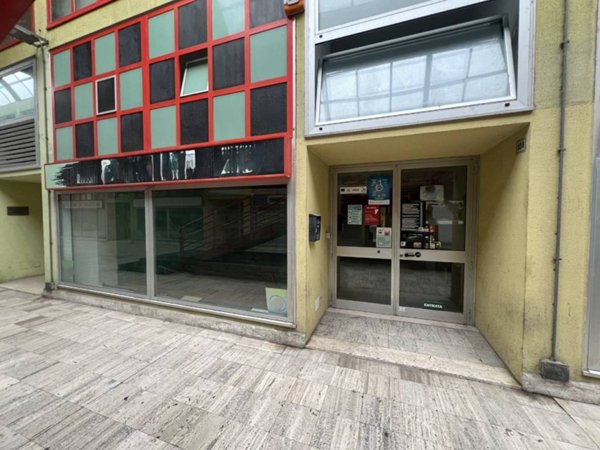 negozio in affitto a Pesaro in zona Porto