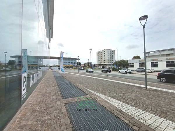 negozio in affitto a Pesaro in zona Pantano