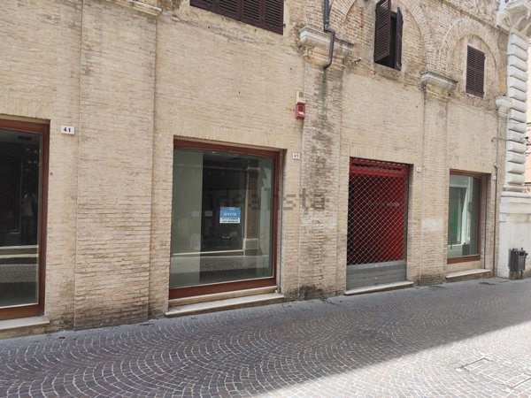 negozio in affitto a Pesaro in zona Centro Città