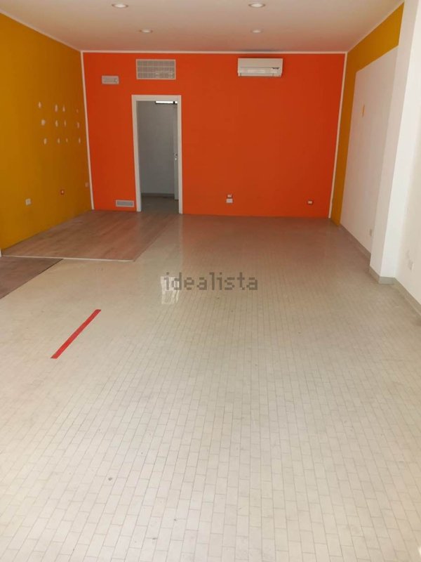 negozio in affitto a Pesaro in zona Loreto