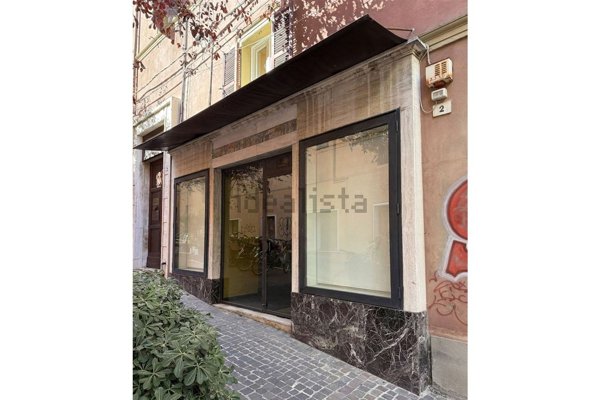 negozio in affitto a Pesaro in zona Centro Città