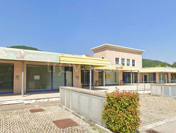 negozio in affitto ad Urbino in zona Canavaccio