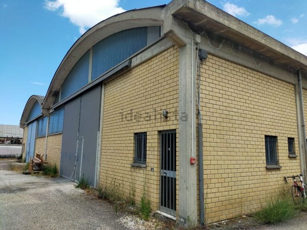 locale commerciale in affitto a Vallefoglia in zona Colbordolo