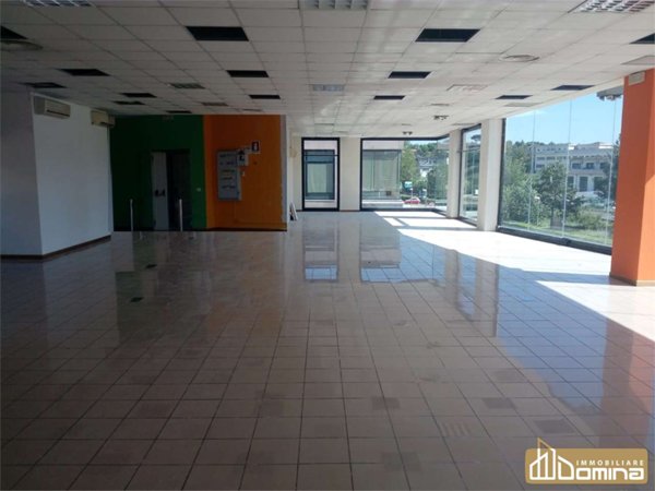 locale commerciale in affitto ad Ancona in zona Baraccola