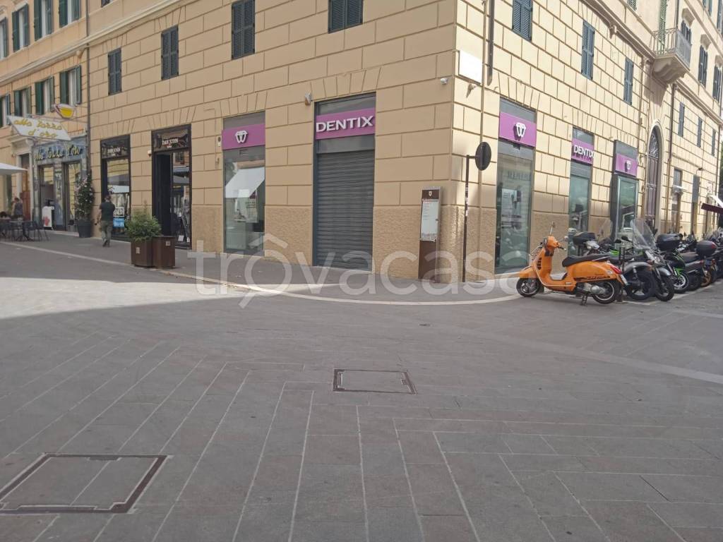 negozio in affitto ad Ancona in zona Centro Storico