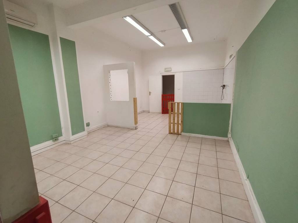 negozio in affitto ad Ancona in zona Piano San Lazzaro
