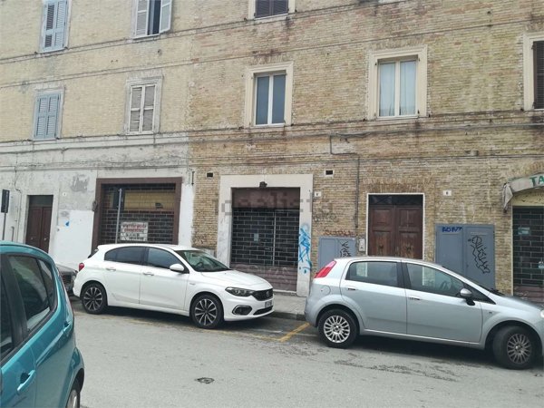 locale commerciale in affitto ad Ancona