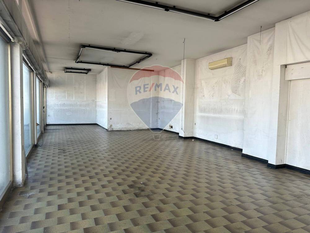 locale commerciale in affitto ad Ancona in zona Torrette