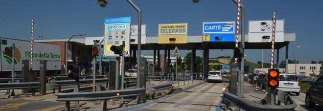 negozio in affitto ad Ancona in zona Candia