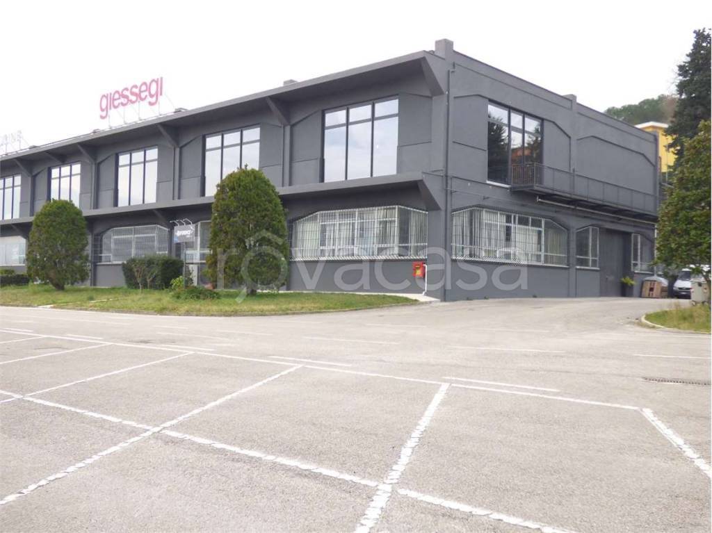 locale commerciale in affitto ad Ancona in zona Posatora