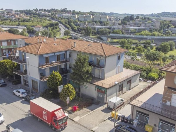 negozio in affitto ad Ancona in zona Aspio di Ancona