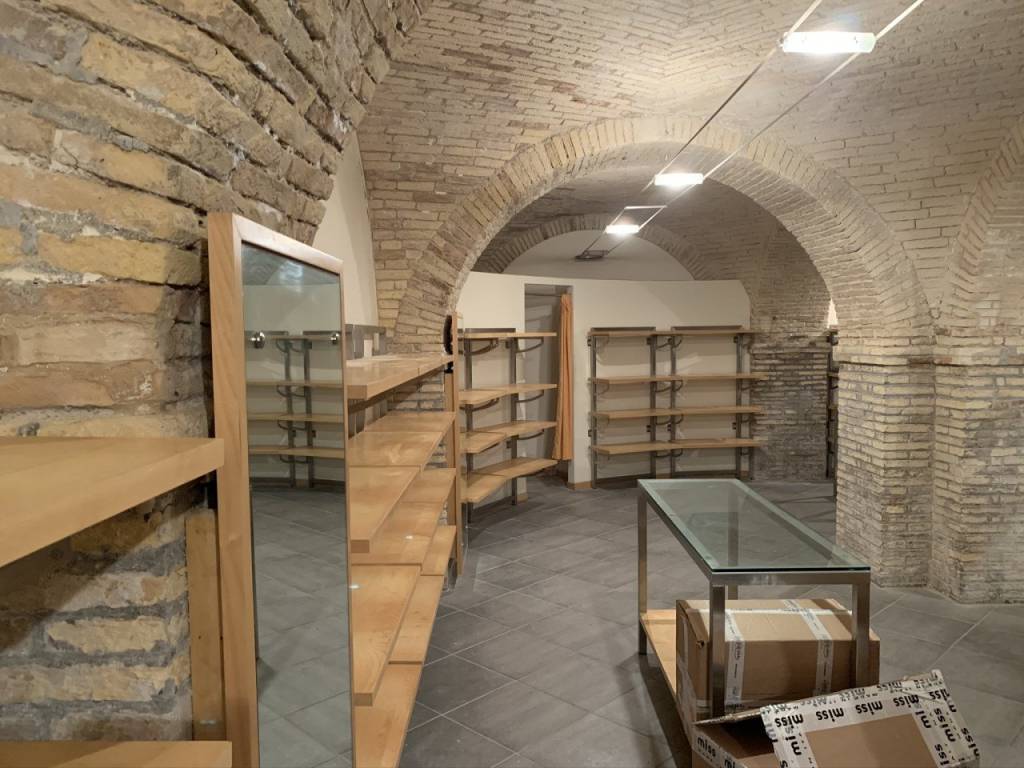 negozio in affitto ad Ancona in zona Centro Storico