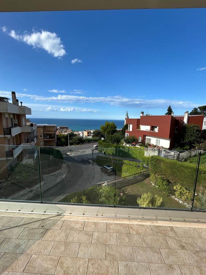 appartamento in affitto ad Ancona in zona Varano