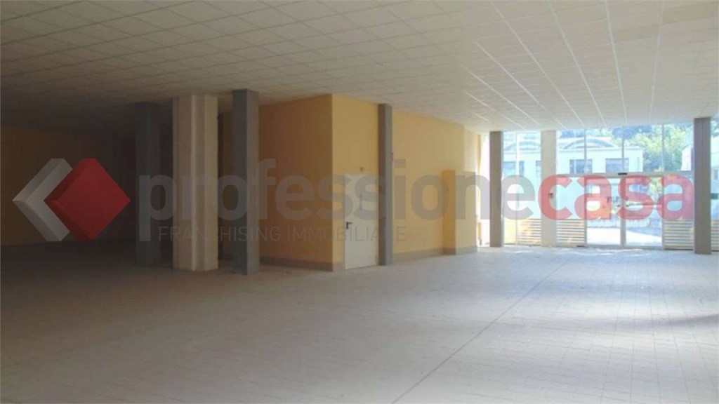 locale commerciale in affitto ad Ancona