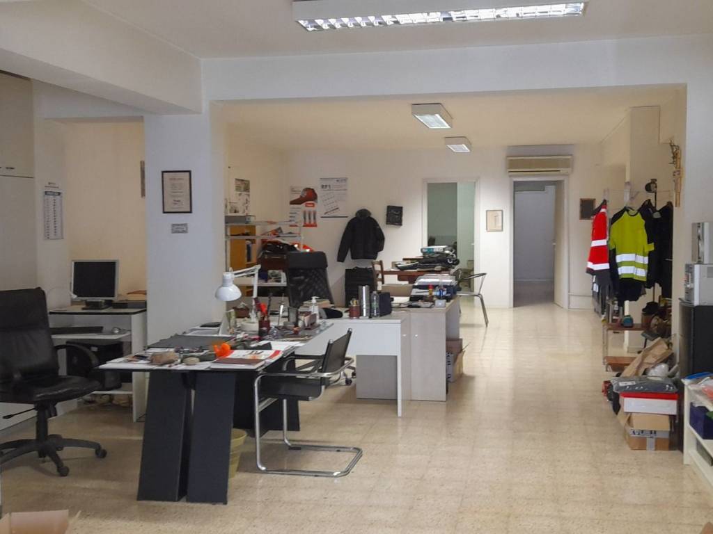 locale commerciale in affitto ad Ancona in zona Brecce Bianche