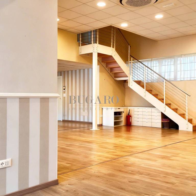 negozio in affitto ad Ancona in zona Varano