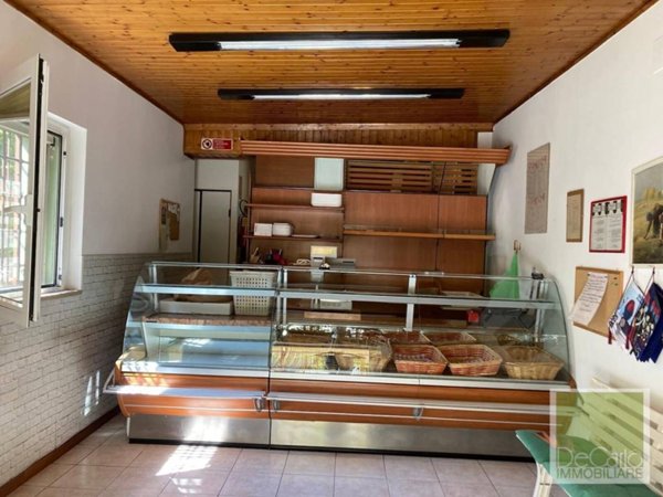 negozio in affitto ad Ancona in zona Casette Di Paterno