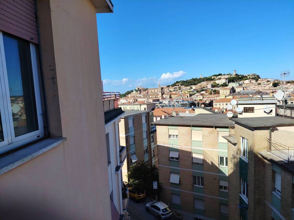 appartamento in affitto ad Ancona in zona Piano San Lazzaro