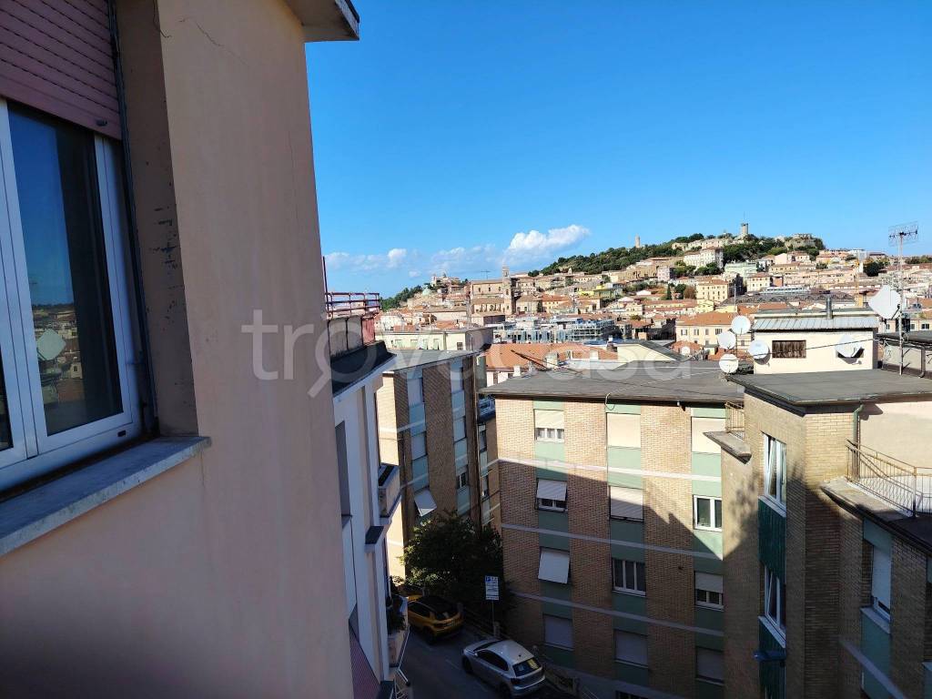 appartamento in affitto ad Ancona in zona Piano San Lazzaro