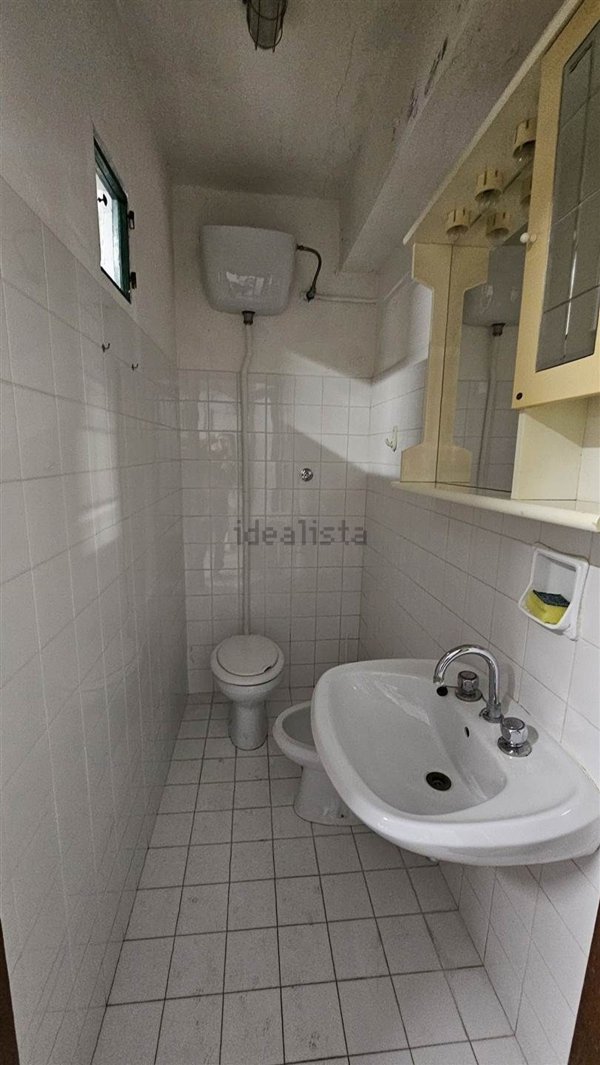 locale di sgombero in affitto ad Ancona