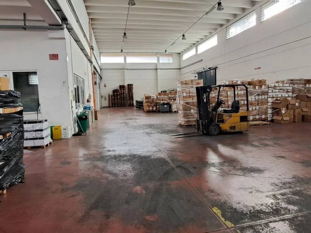 locale commerciale in affitto ad Ancona in zona Piano San Lazzaro