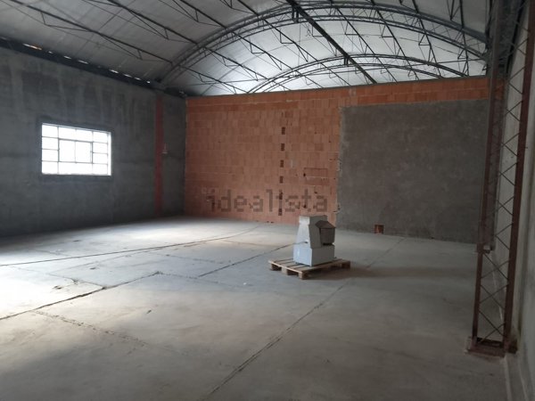 locale di sgombero in affitto ad Ancona in zona Vallemiano