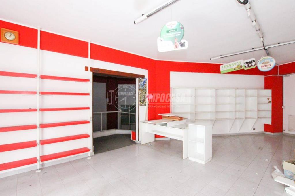 negozio in affitto ad Ancona in zona Vallemiano