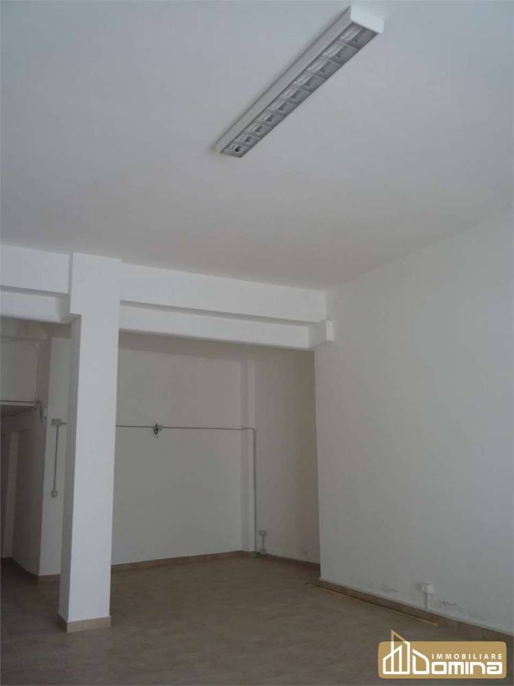 negozio in affitto ad Ancona in zona Delle Grazie