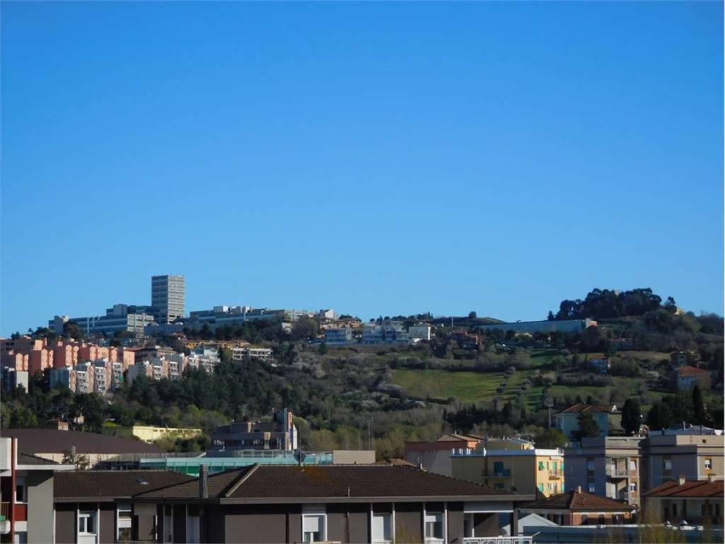 appartamento in affitto ad Ancona in zona Scrima