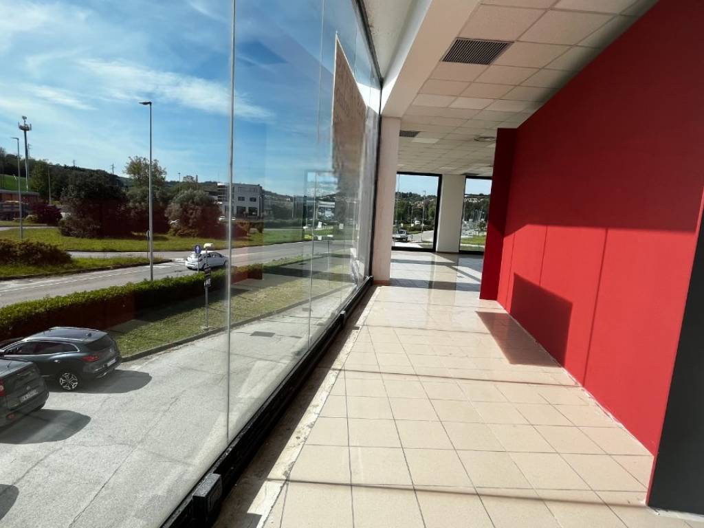 negozio in affitto ad Ancona in zona Baraccola