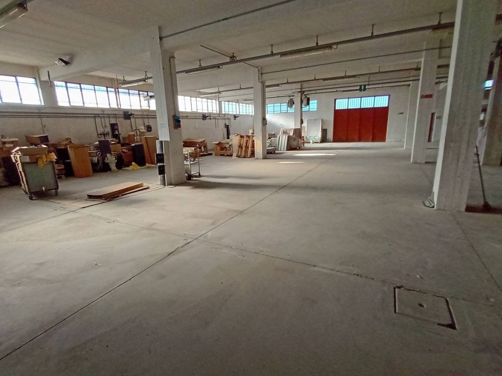 locale commerciale in affitto ad Ancona in zona Baraccola