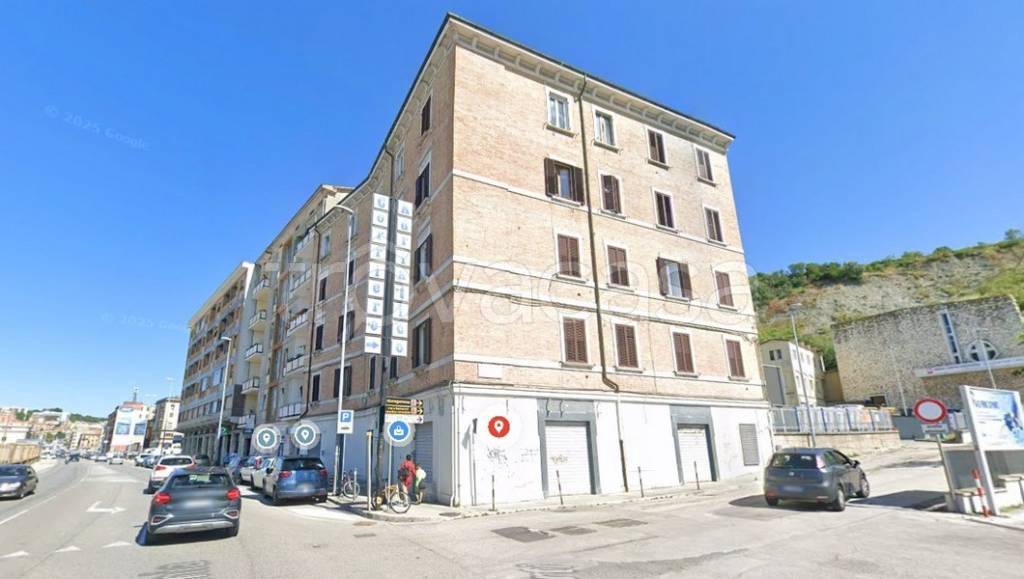 negozio in affitto ad Ancona