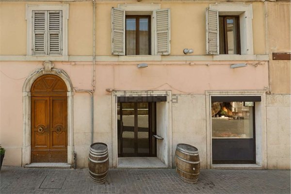 locale commerciale in affitto ad Ancona