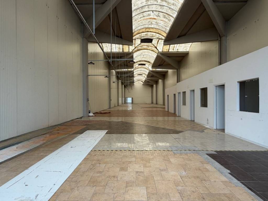 negozio in affitto ad Ancona in zona Aspio di Ancona