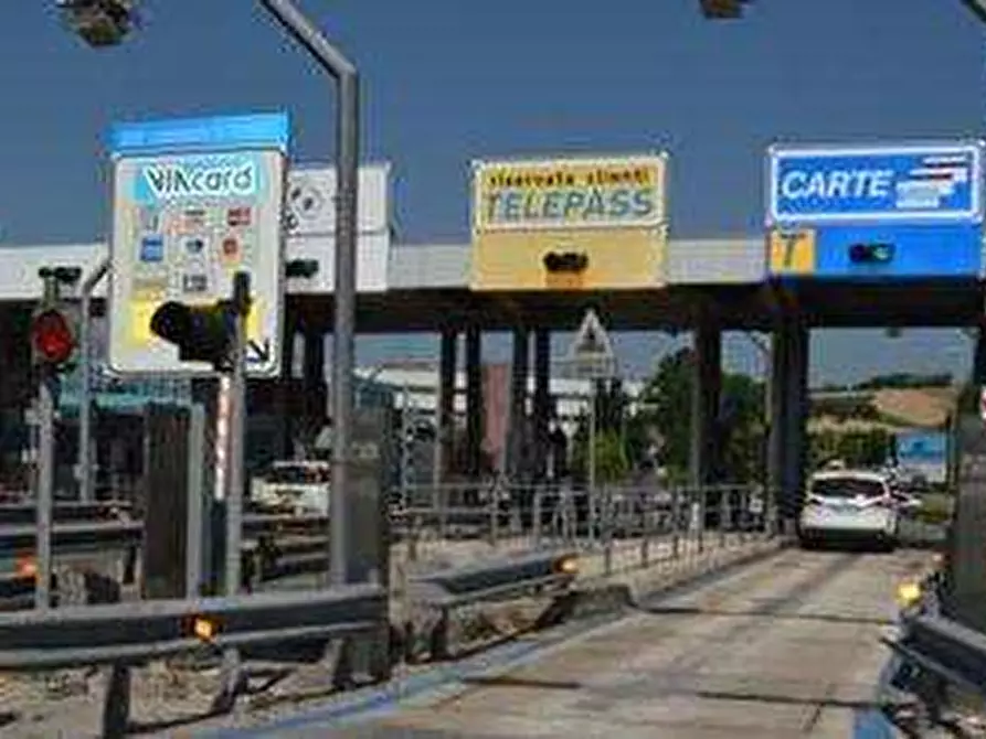 locale commerciale in affitto ad Ancona in zona Piano San Lazzaro