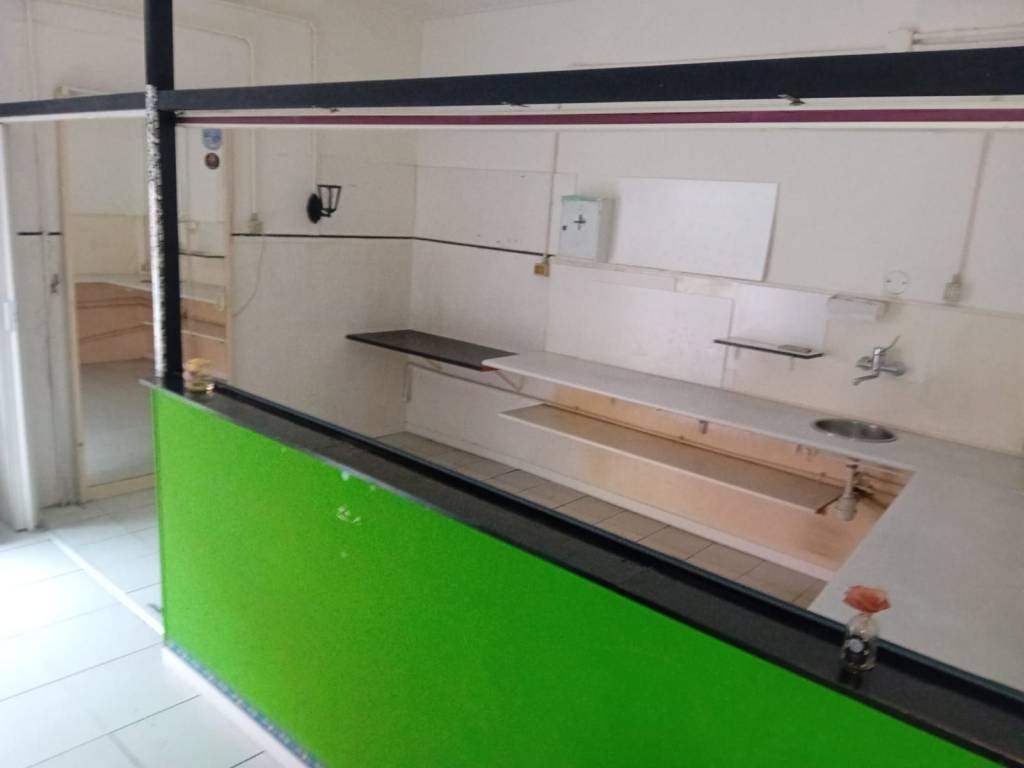 negozio in affitto ad Ancona in zona Piano San Lazzaro