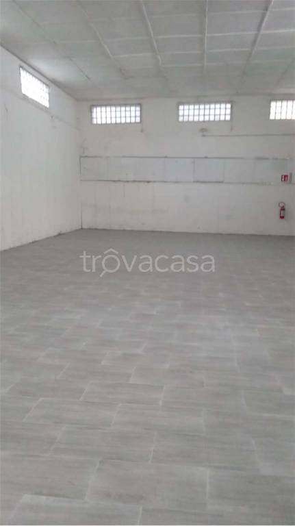 locale commerciale in affitto ad Ancona