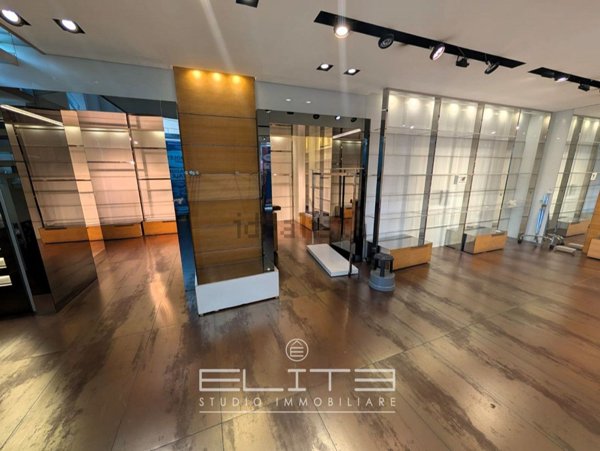 locale commerciale in affitto ad Ancona
