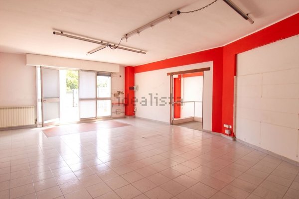 locale commerciale in affitto ad Ancona in zona Vallemiano
