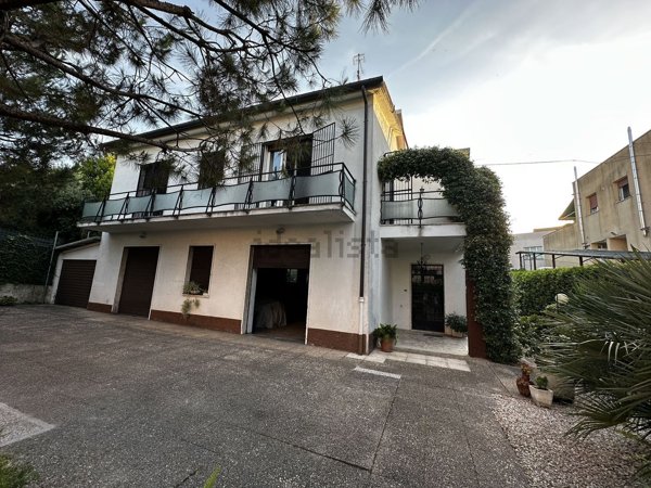 casa indipendente in affitto ad Ancona in zona Palombare