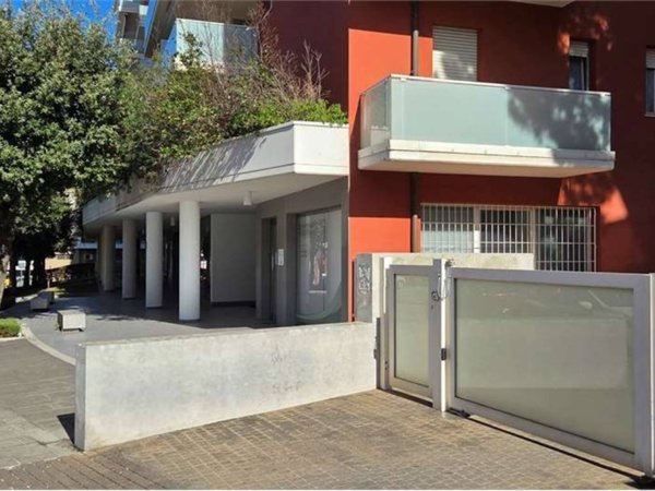 negozio in affitto ad Ancona in zona Palombare
