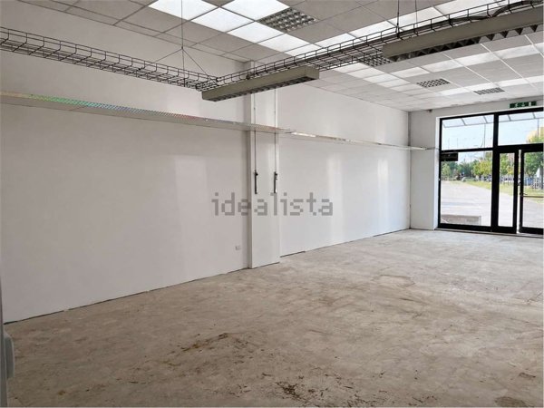 locale commerciale in affitto ad Ancona in zona Montesicuro