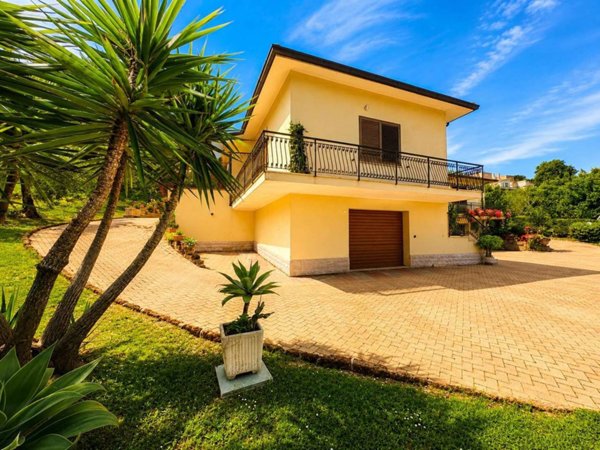 casa indipendente in affitto ad Ancona in zona Sappanico