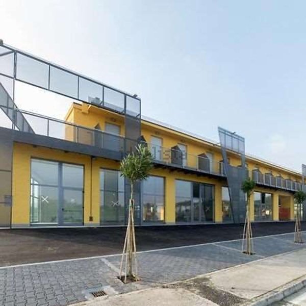 locale commerciale in affitto a Camerano