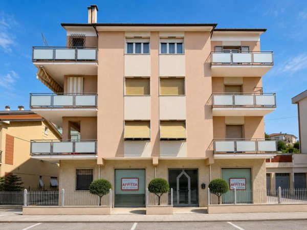 locale commerciale in affitto a Camerano